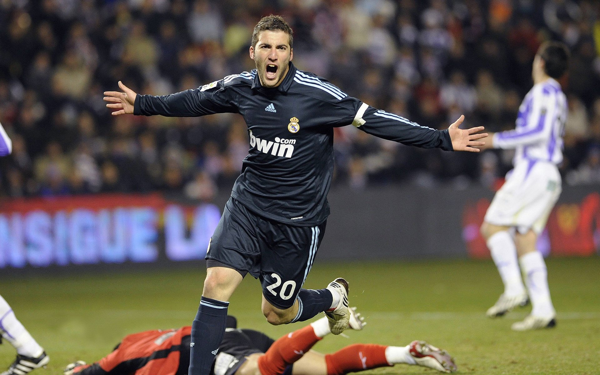 从泥泞球场到世界舞台的崛起,从泥泞到白昼