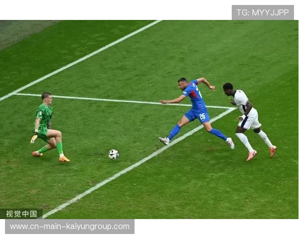 中场抢断后一脚直塞形成漂亮单刀破门，足球场上的绝妙瞬间